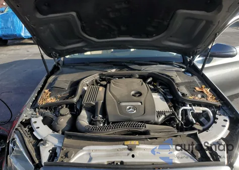 2017 Mercedes-Benz C 300 z USA, uszkodzony, nr VIN 55SWF4JB3HU190792